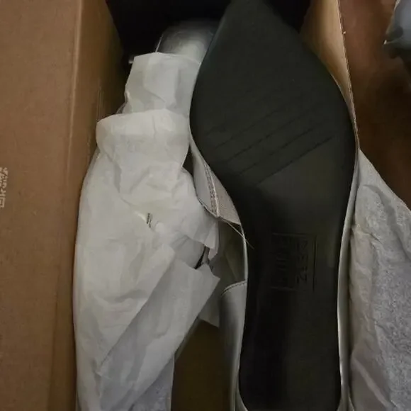 Naturalizer Gallent Kitten-Heel Pumps in Silver NEW Size 8 1/2 M0 - Picture 8 of 9